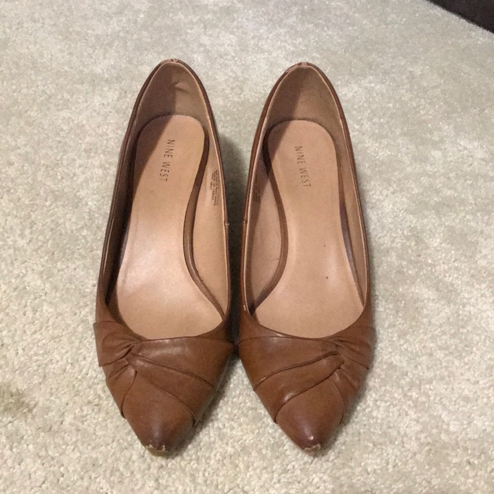 Tan leather small heel shoe